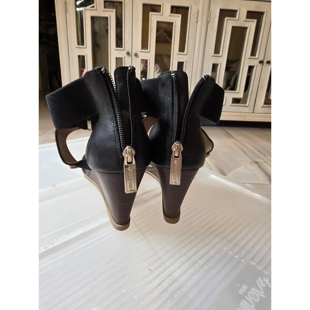 Tommy Hilfiger Black Leather Wedge Sandals Gold Footbed Elastic Straps Size 6.5M